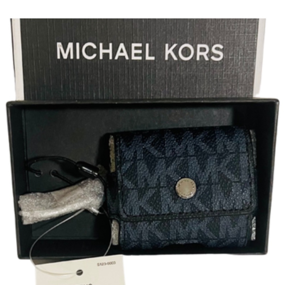 MICHAEL KORS Unisex Expandable Earbud Case  for AirPods, Admiral Pale Blue